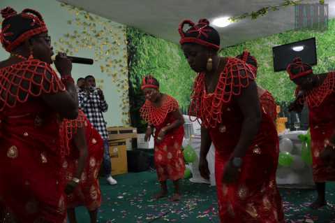 Colori, balli, canti e preghiere di guarigione: viaggio nella chiesa nigeriana di Bari